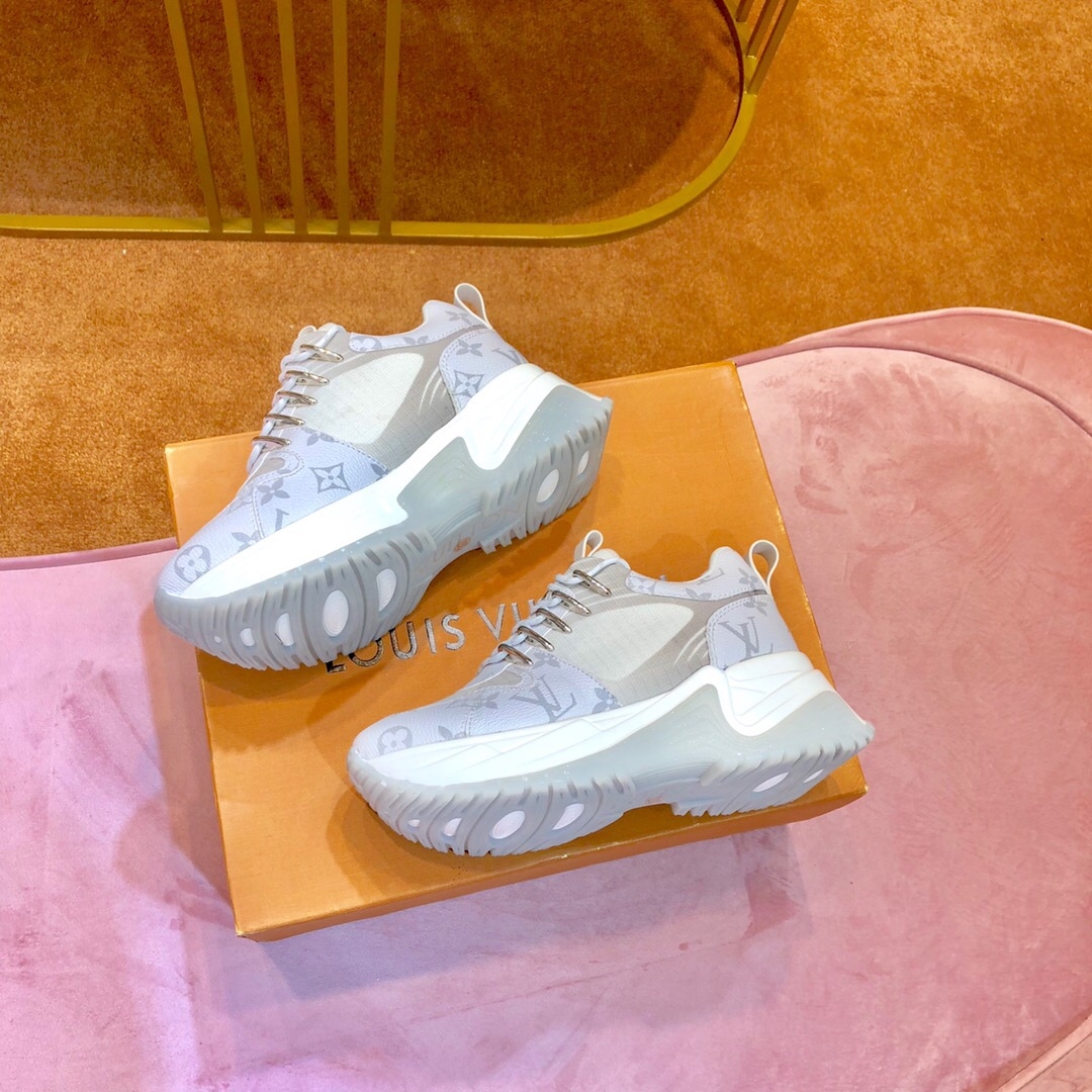Louis Vuitton Run Away Sneaker White. Size 06.0